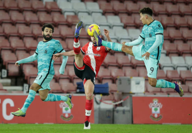 Bài ảnh tình huống Wijnaldum và Mane bị từ chối penalty - Bóng Đá
