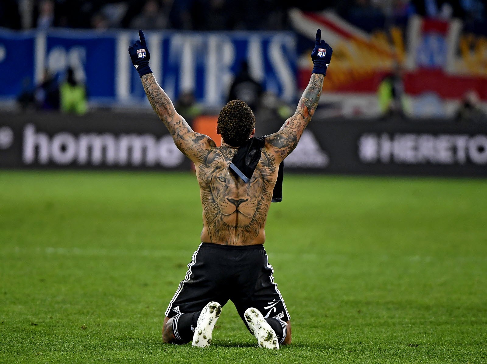 Memphis Depay âu yếm báu vật 