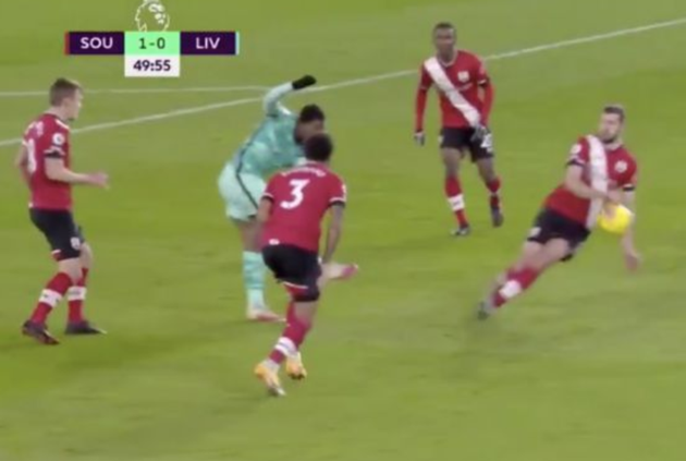 Bài ảnh tình huống Wijnaldum và Mane bị từ chối penalty - Bóng Đá