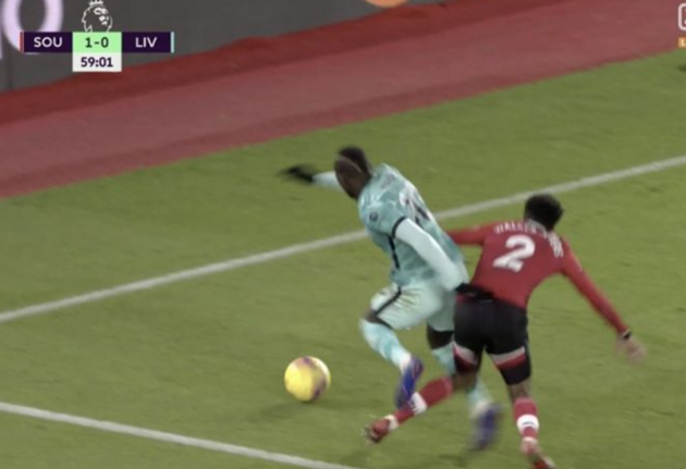 Bài ảnh tình huống Wijnaldum và Mane bị từ chối penalty - Bóng Đá