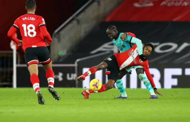 Bài ảnh tình huống Wijnaldum và Mane bị từ chối penalty - Bóng Đá