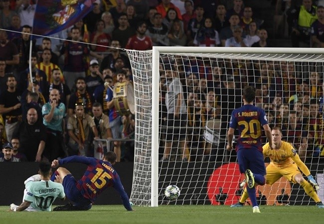 10 hình ảnh 'khó quên' ở loạt trận thứ 2 cúp C1 mùa 2019/20: 'Cú sốc' Van Dijk - Bóng Đá