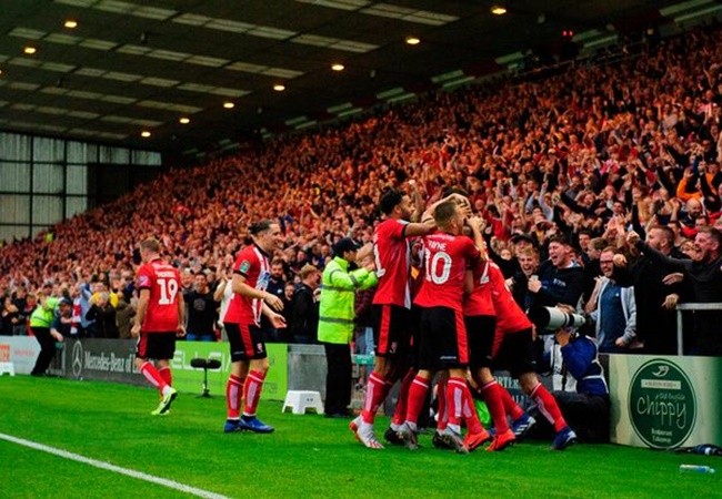 Ảnh: Iwobi ghi bàn cho Everton và chỉ lên Logo. Fan phản ứng - Bóng Đá