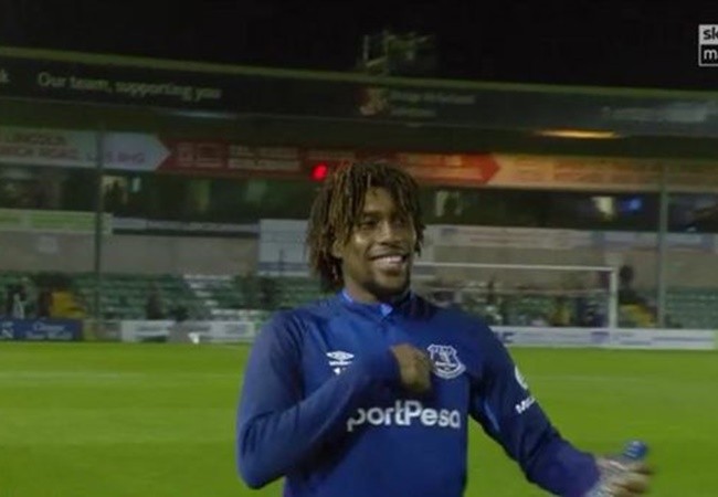 Ảnh: Iwobi ghi bàn cho Everton và chỉ lên Logo. Fan phản ứng - Bóng Đá