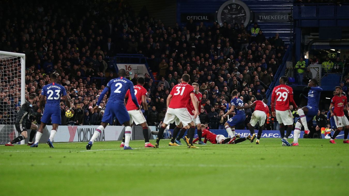 'Thật vô lý! Fred đã đẩy Azpilicueta' - Bóng Đá