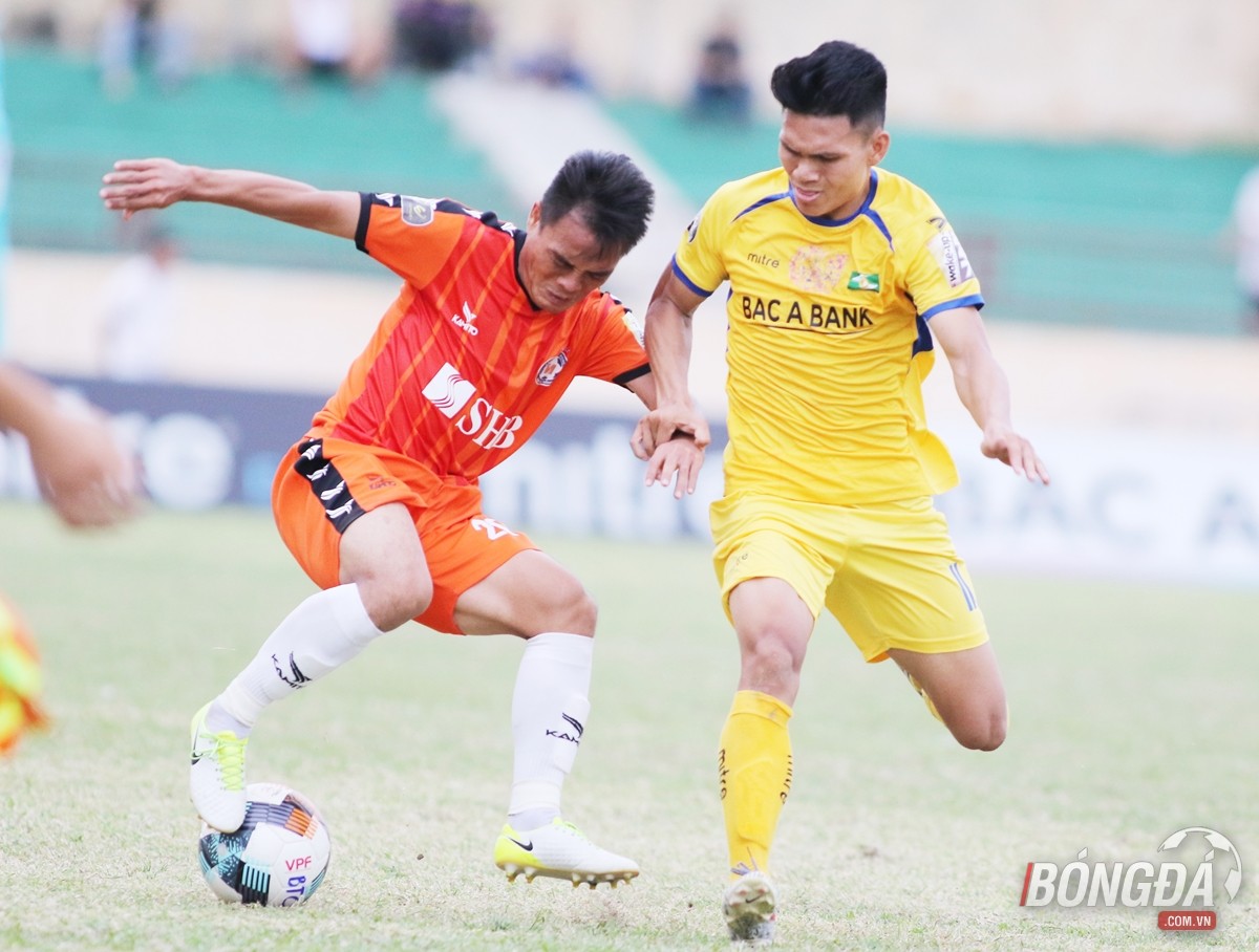 HLV Lê Huỳnh Đức nói điều thật lòng về mặt sân Vinh - Bóng Đá