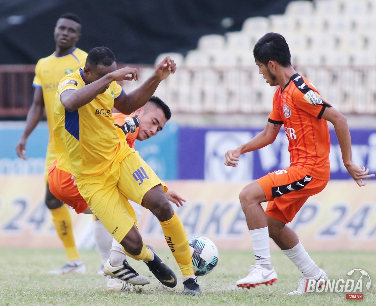 HLV Lê Huỳnh Đức nói điều thật lòng về mặt sân Vinh - Bóng Đá