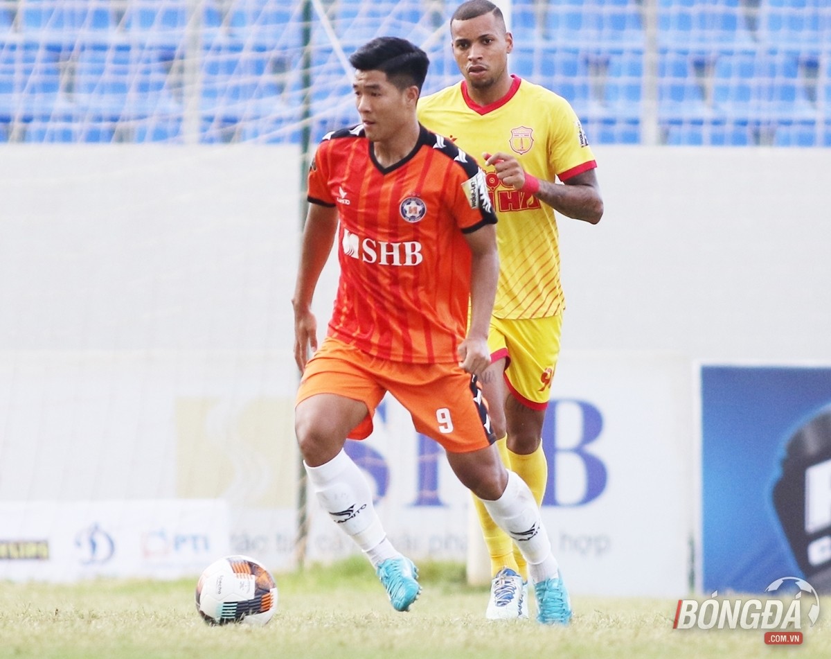 Đức Chinh trầm ngâm sau khi bị thay ra từ sớm - Bóng Đá