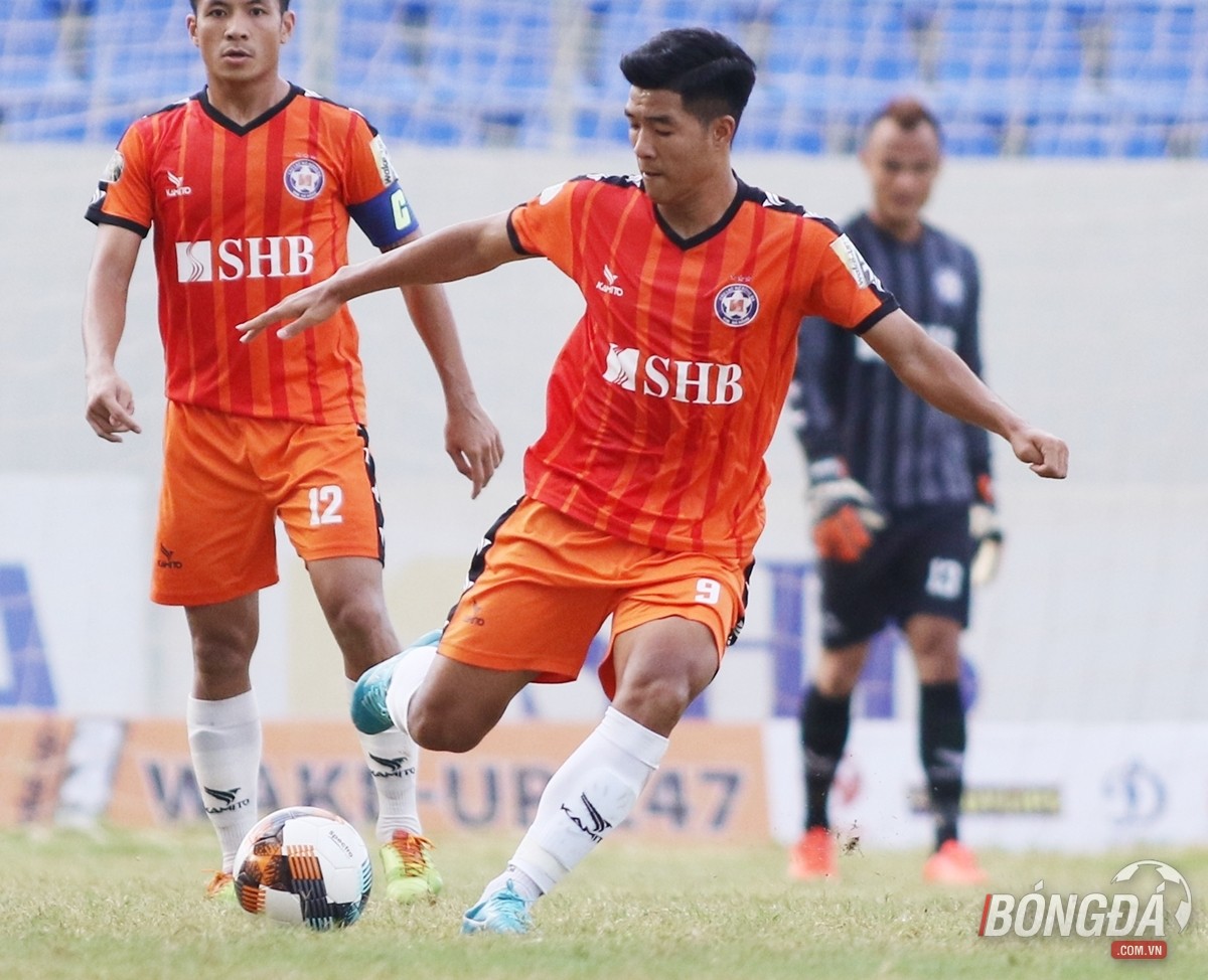 Đức Chinh trầm ngâm sau khi bị thay ra từ sớm - Bóng Đá