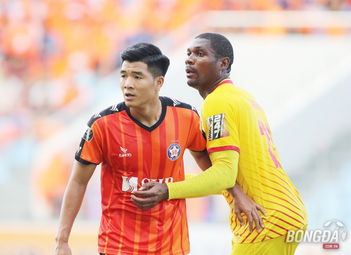 Đức Chinh trầm ngâm sau khi bị thay ra từ sớm - Bóng Đá