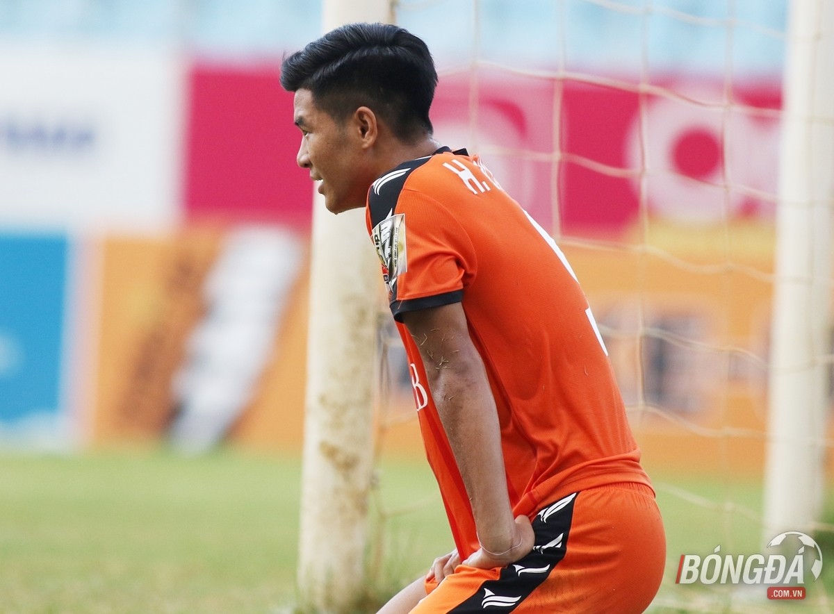 Đức Chinh trầm ngâm sau khi bị thay ra từ sớm - Bóng Đá