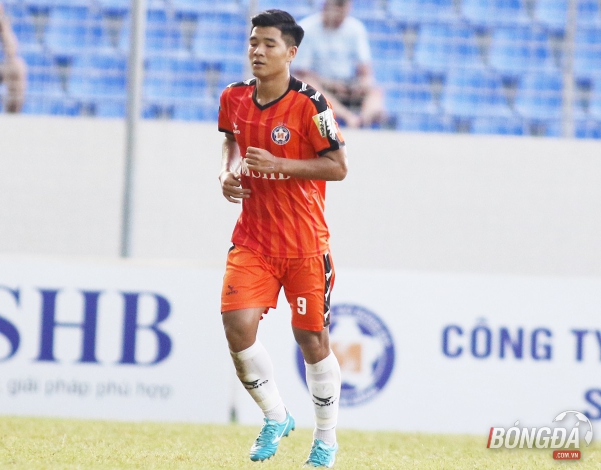 Đức Chinh trầm ngâm sau khi bị thay ra từ sớm - Bóng Đá