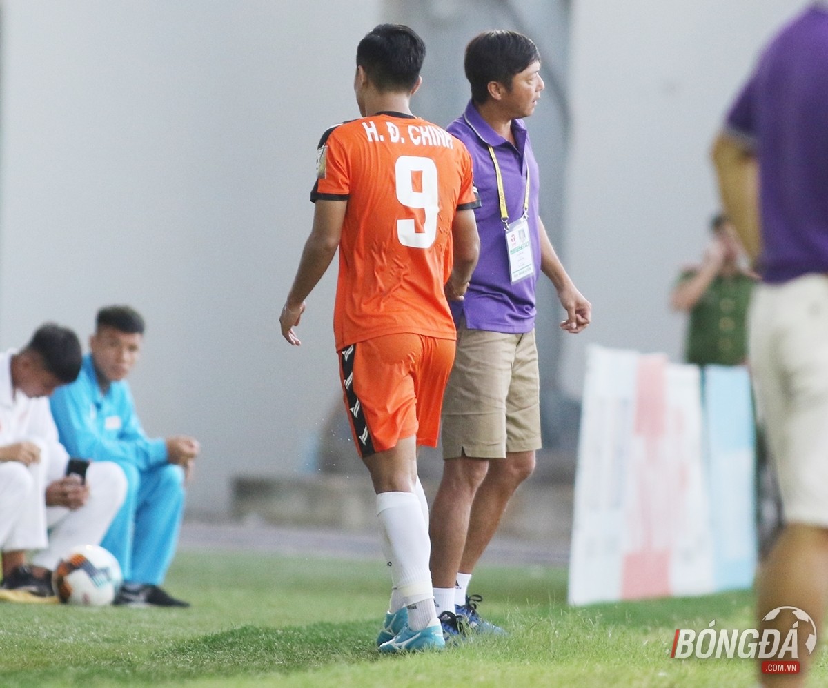 Đức Chinh trầm ngâm sau khi bị thay ra từ sớm - Bóng Đá