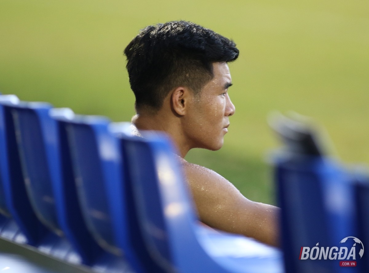 Đức Chinh trầm ngâm sau khi bị thay ra từ sớm - Bóng Đá