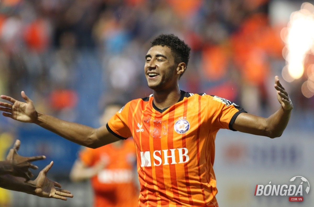 Đức Chinh trầm ngâm sau khi bị thay ra từ sớm - Bóng Đá