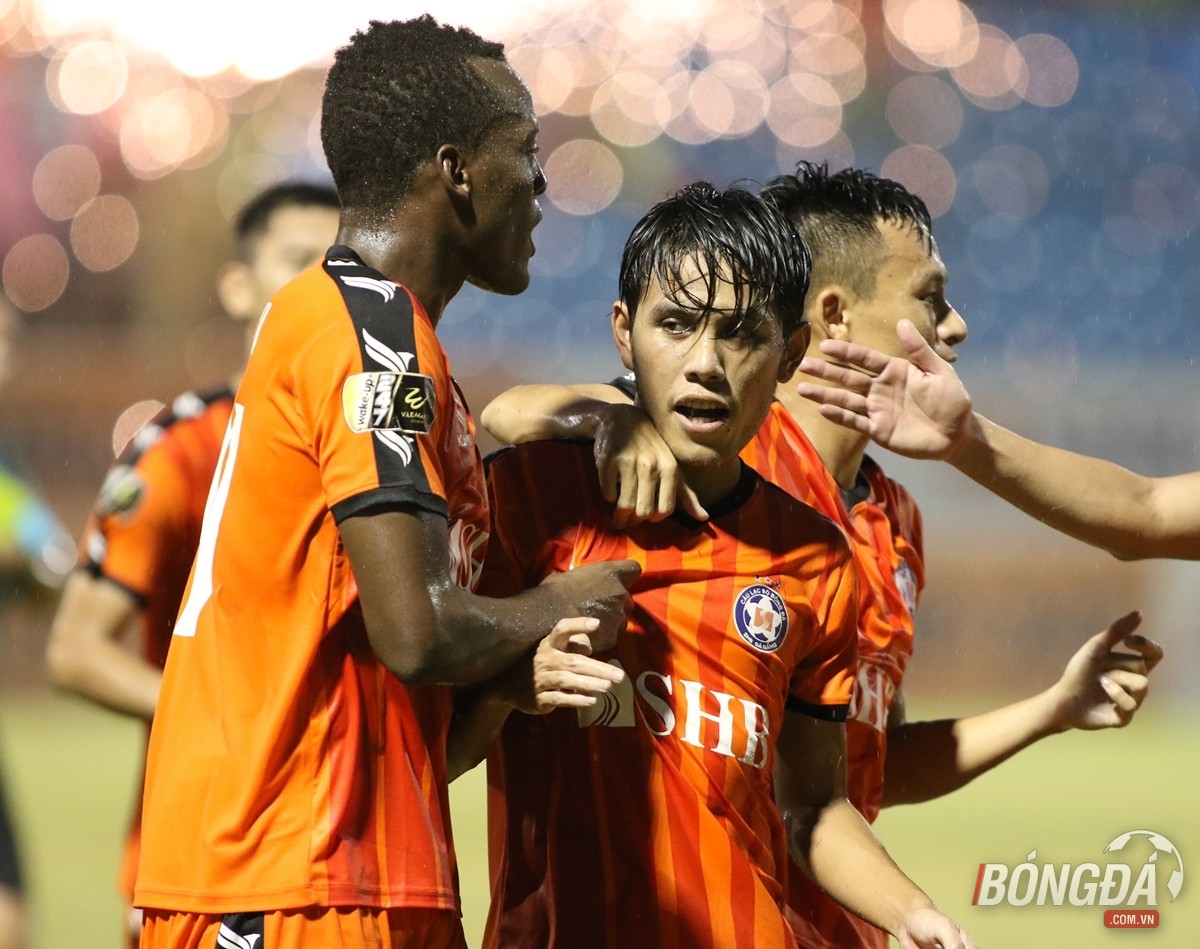 Đức Chinh trầm ngâm sau khi bị thay ra từ sớm - Bóng Đá