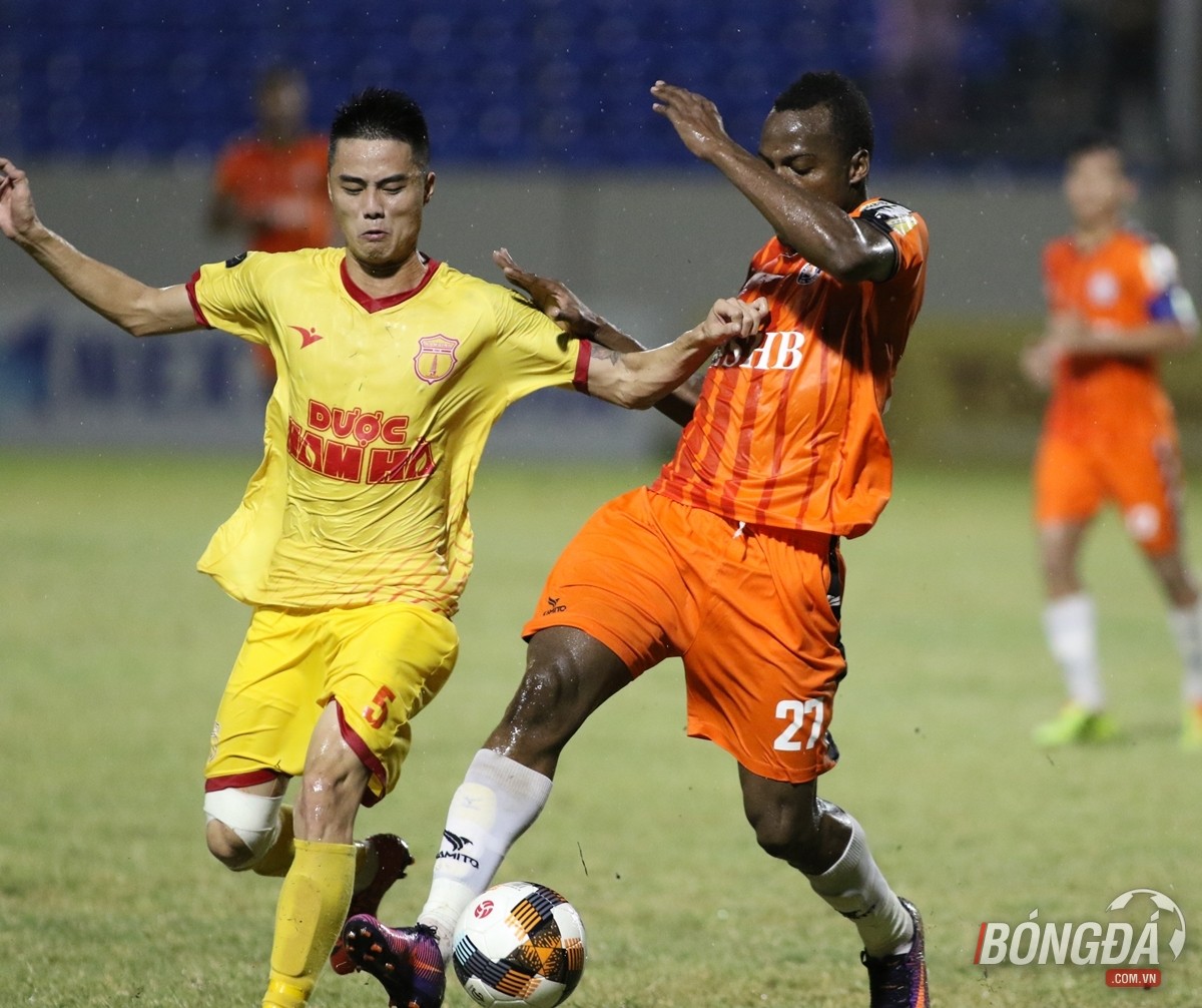 Đức Chinh trầm ngâm sau khi bị thay ra từ sớm - Bóng Đá