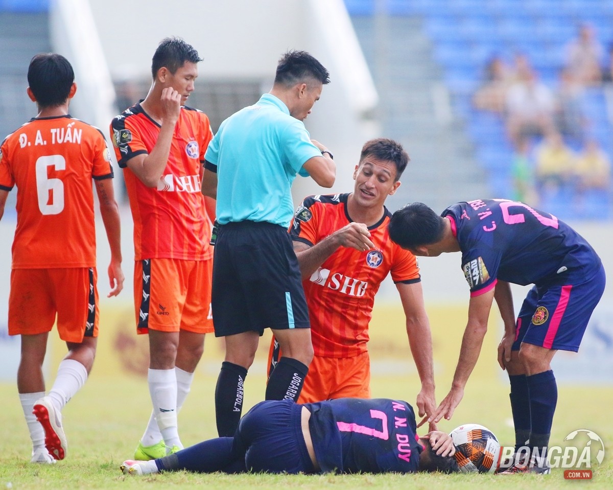 Trọng tài bị chủ lẫn khách tố thiếu bản lĩnh điều khiển trận đấu - Bóng Đá