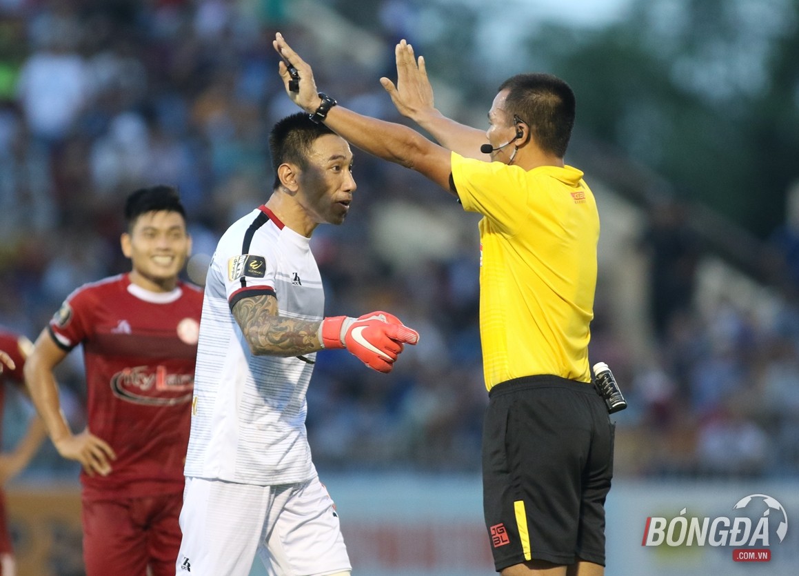 Cựu trọng tài FIFA nói gì về tình huống phạt đền gây tranh cãi khiến TP.HCM thua trận? - Bóng Đá