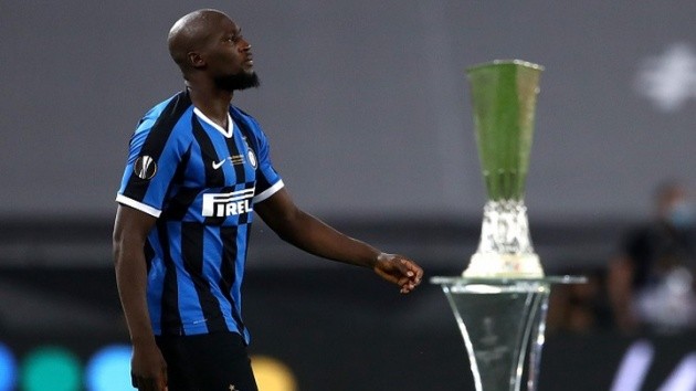 Romelu Lukaku REFUSES to collect runners-up medal after Europa League final  - Bóng Đá