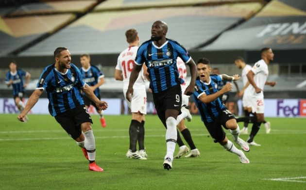 Romelu Lukaku REFUSES to collect runners-up medal after Europa League final  - Bóng Đá