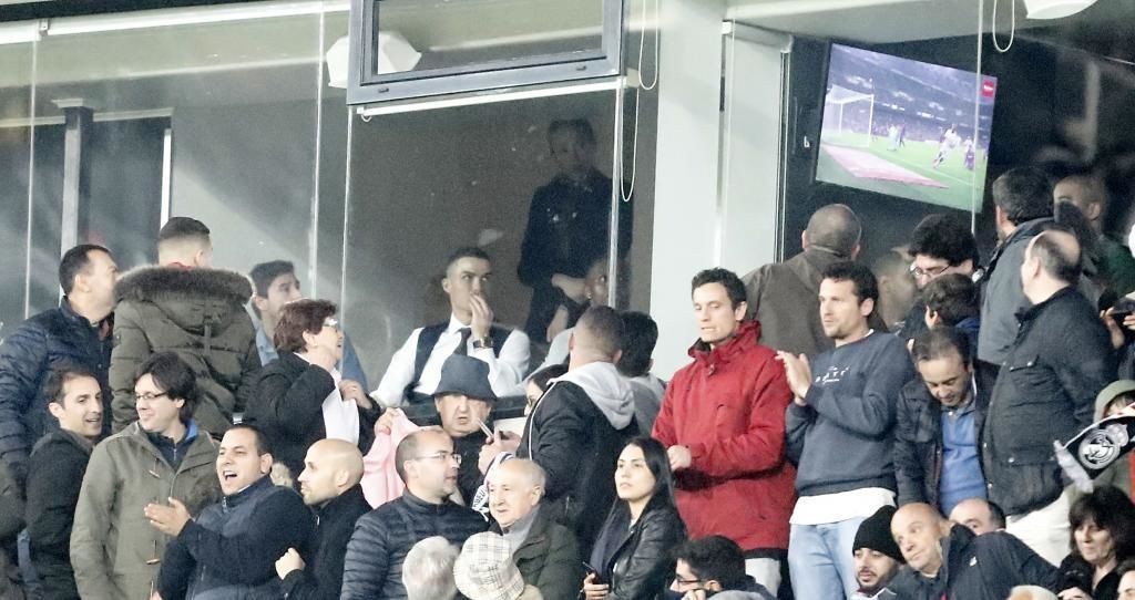 The images you may have missed from El Clasico - Bóng Đá