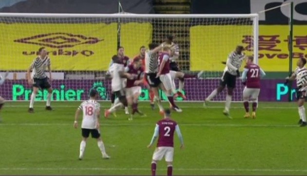 Harry Maguire escapes late VAR handball review despite Gary Neville’s admission - Bóng Đá