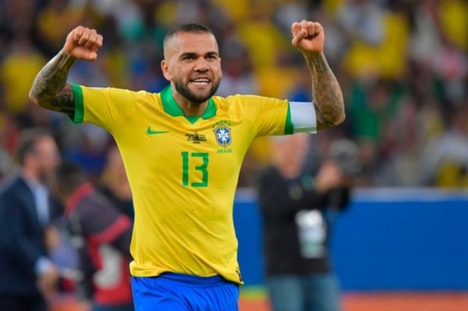 Arsenal target Dani Alves goes more Steve Irwin than Denis Irwin as he shows off ‘new job’ as zookeeper - Bóng Đá