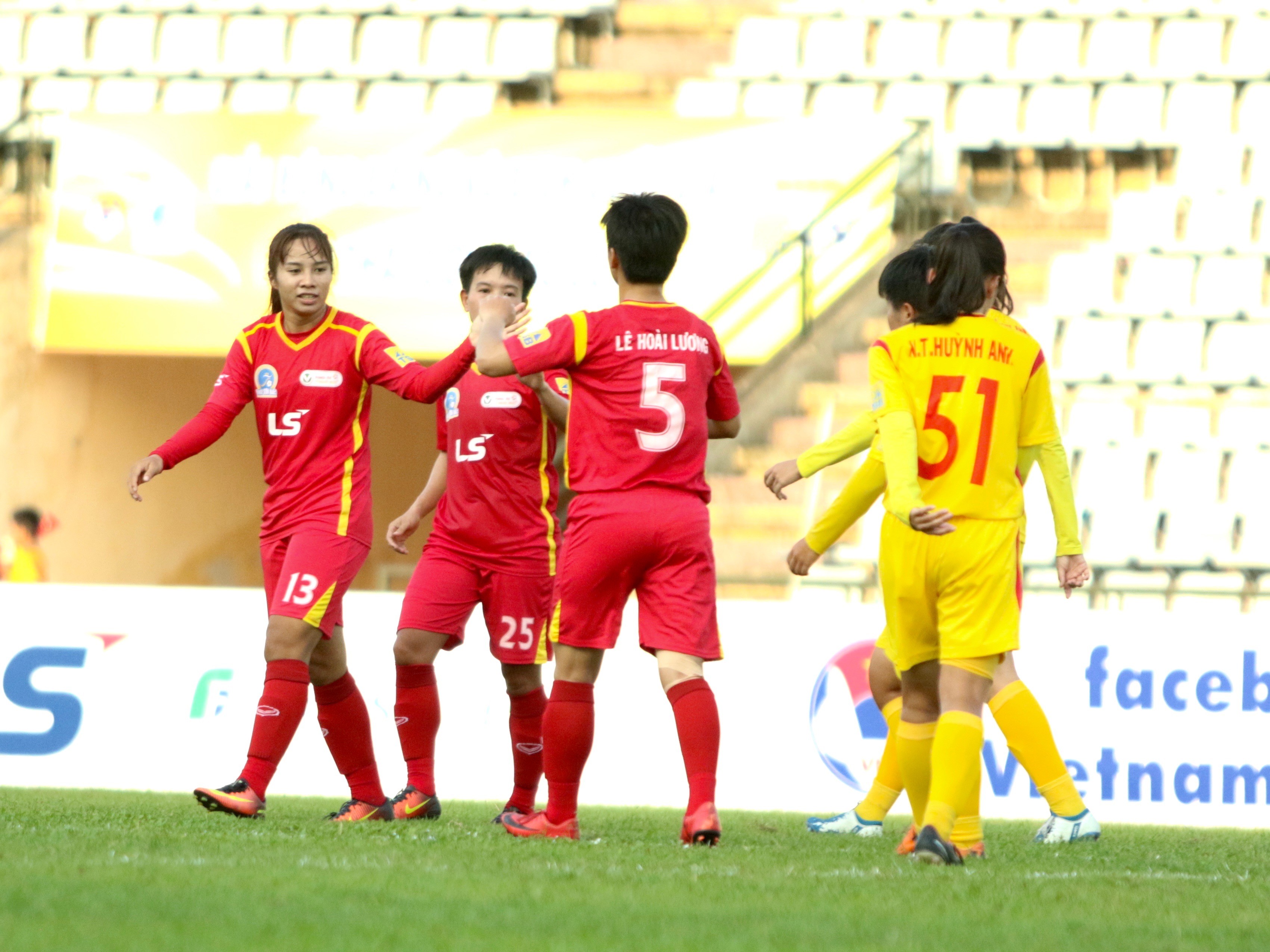 Giải nữ VĐQG 2019: TP.HCM I xây chắc ngôi đầu - Bóng Đá