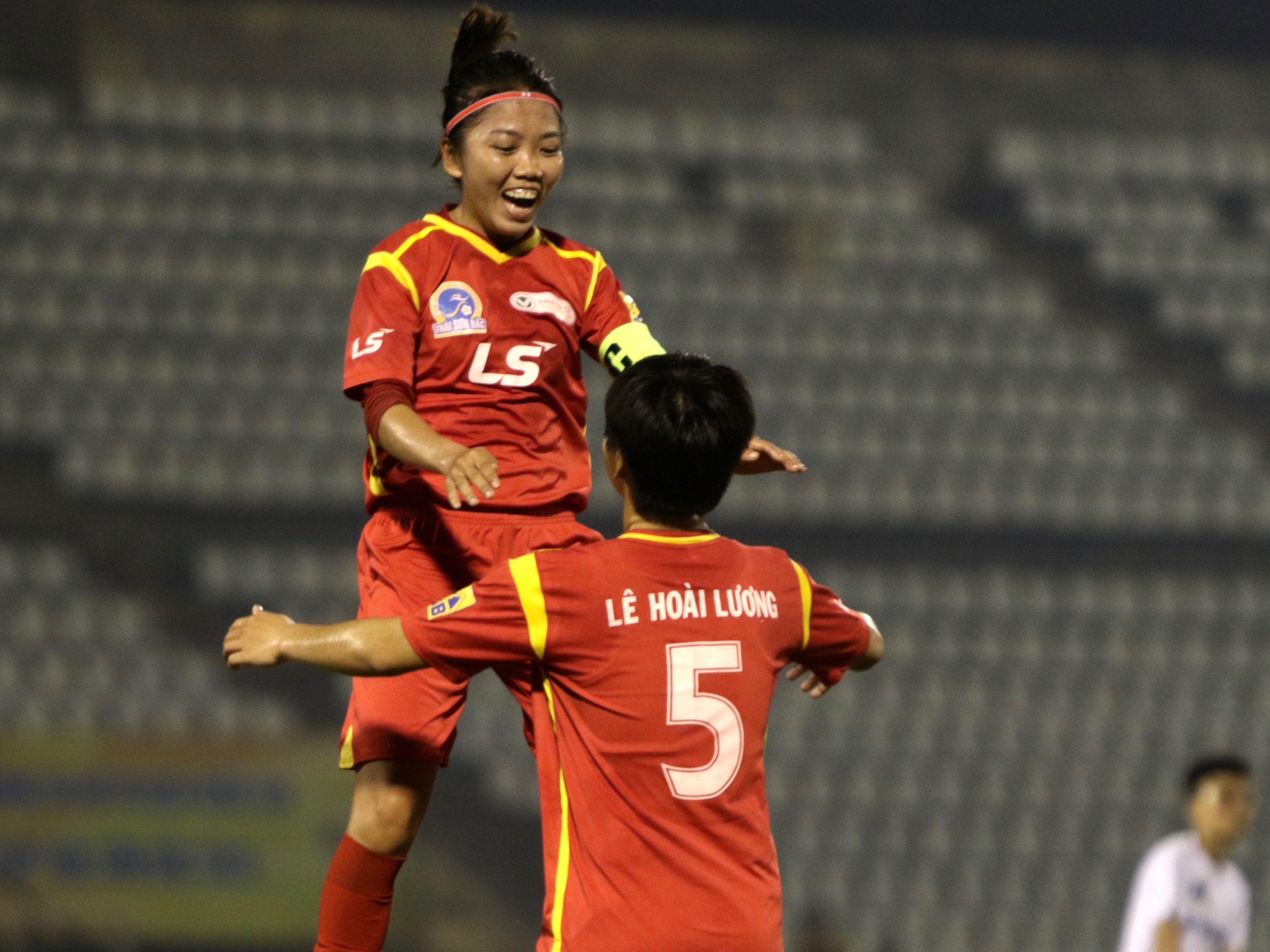 Giải VĐQG nữ 2019: TP.HCM I phô diễn sức mạnh, chủ nhà thắng nhọc - Bóng Đá