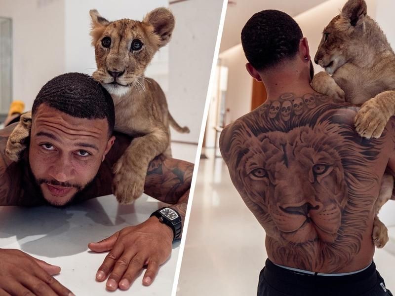 Memphis Depay âu yếm báu vật 