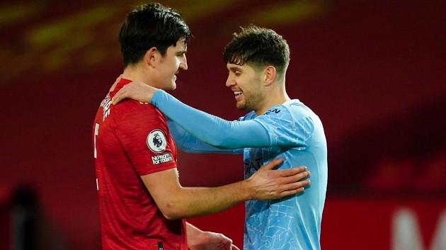 Maguire ôm kình địch - Bóng Đá