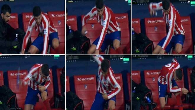 Morata estrella una botella contra el suelo tras el cambio - Bóng Đá