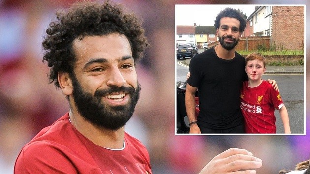 Mo Salah checks on a young fan who ran into the lamp post - Bóng Đá