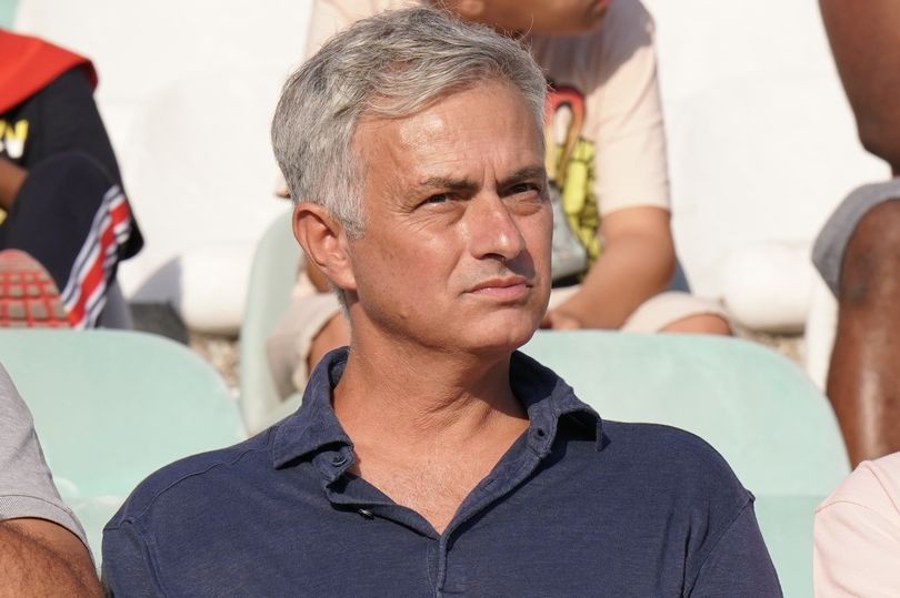 Real Madrid fans demand Jose Mourinho replace Zinedine Zidane after PSG disaster - Bóng Đá