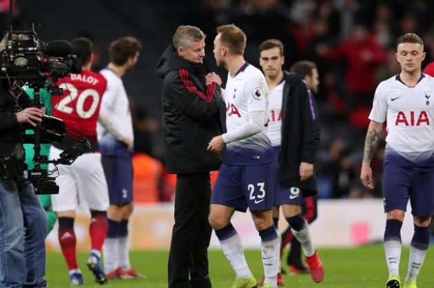 CĐV M.U ngồi ngay ngắn, chờ 2 