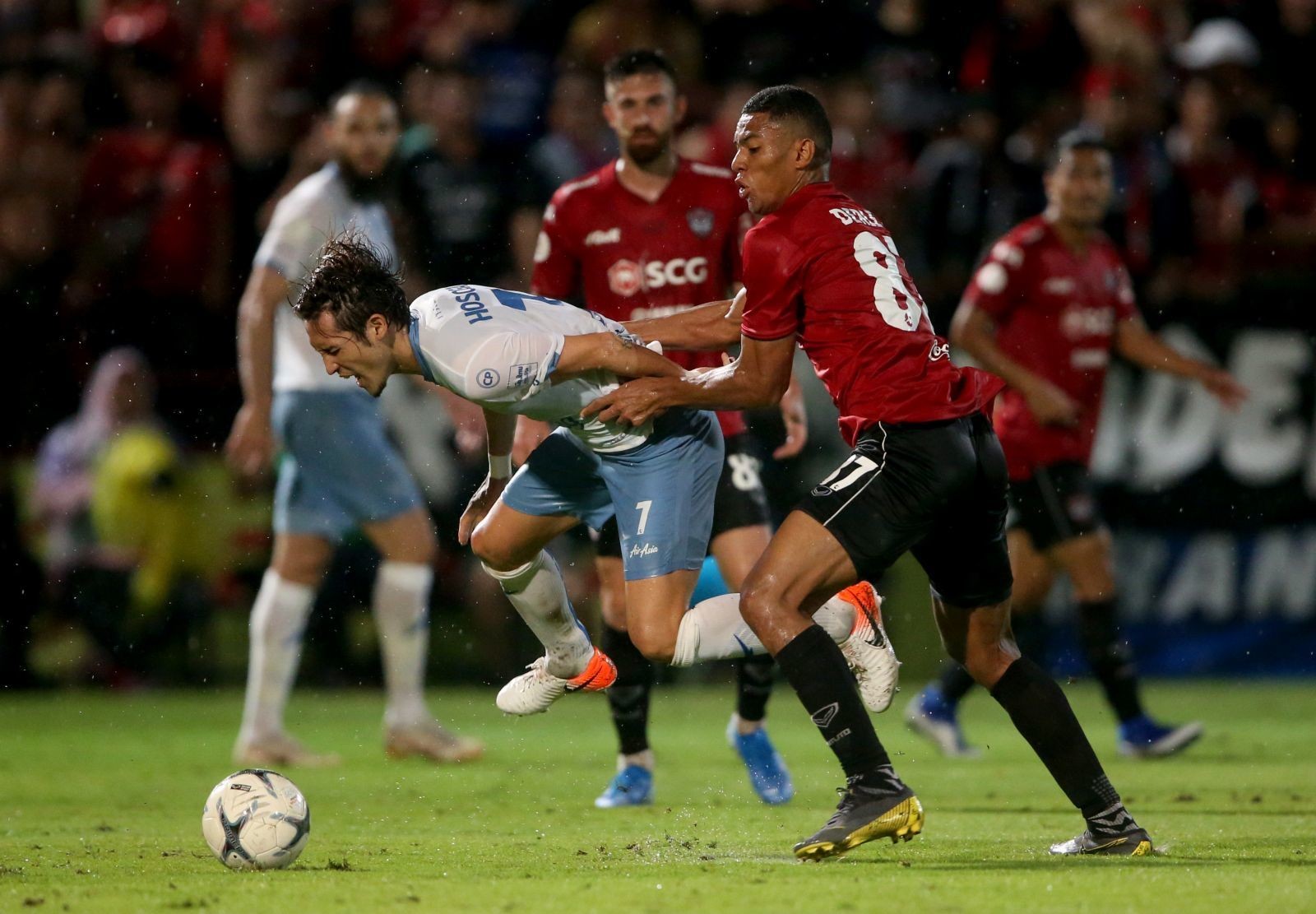 Văn Lâm giúp Muangthong United đánh bại đội bóng cũ Xuân Trường ở trận 