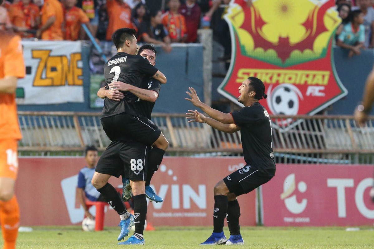 Văn Lâm cản penalty, Muangthong United tiếp tục bay cao tại Thai League - Bóng Đá