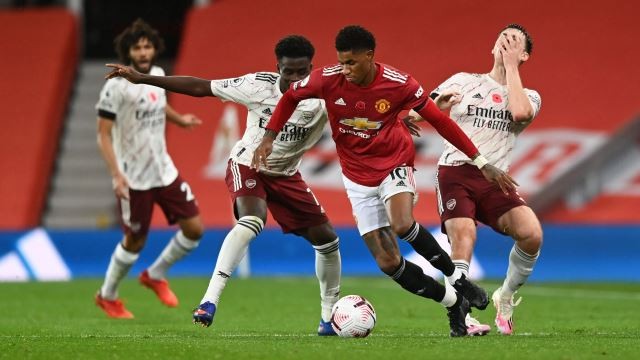 Mark Lawrenson has predicted that Arsenal will do the double over Manchester United  - Bóng Đá
