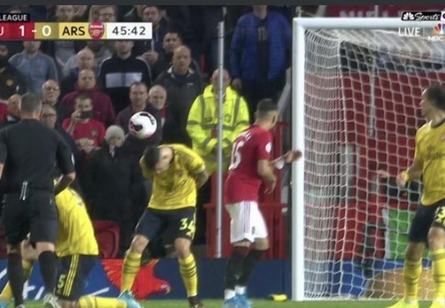 Unai Emery defends Granit Xhaka over claims he ‘ducked’ Scott McTominay’s shot - Bóng Đá