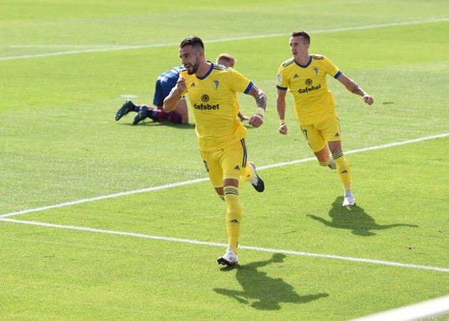 Từ Silva đến Mkhitaryan: 10 sao miễn phí 'lên đồng' ở mùa giải năm nay - Bóng Đá