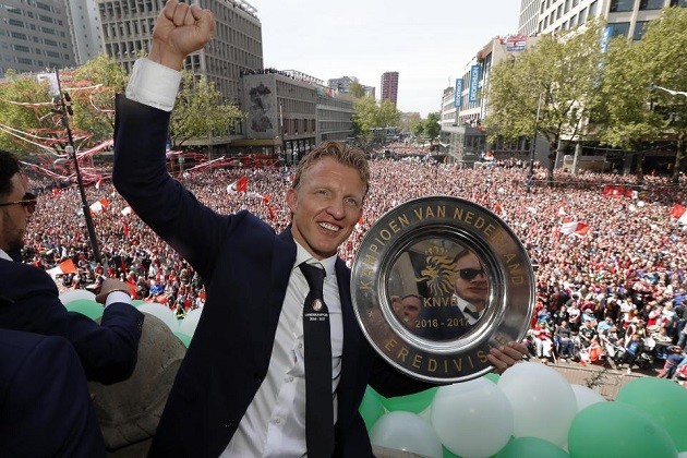 Liverpool icon Dirk Kuyt stunned football fans with his dramatic new look as he ditched his usual curly blonde hair in an appearance - Bóng Đá