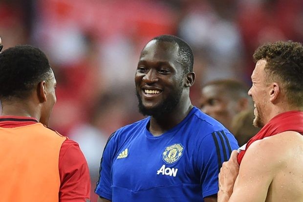 Lukaku đặt chân đến Ý, fan Inter reo hò ở sân bay - Bóng Đá