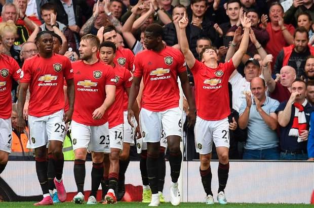 James cried and dedicated goal to his father - Bóng Đá