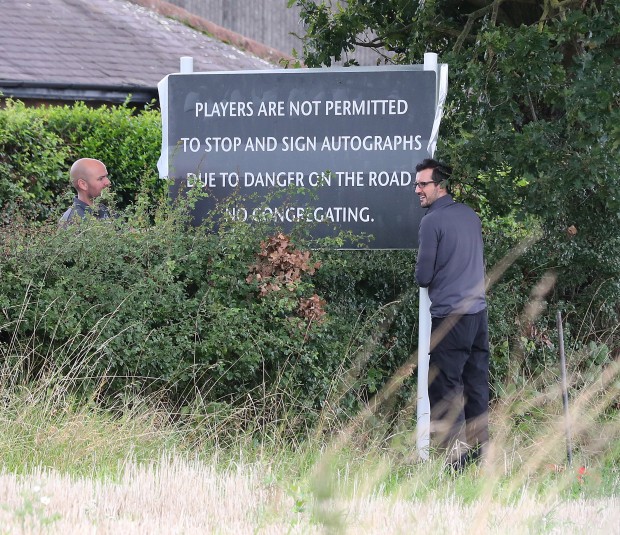 Man Utd ban players from signing autographs at Carrington training ground - Bóng Đá