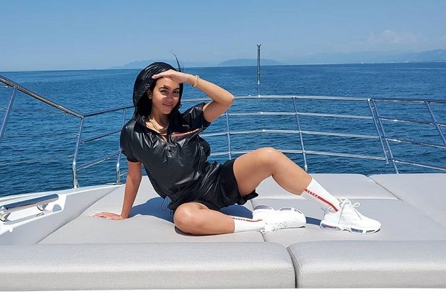 Hôn thê của Ronaldo khoe bộ đồ đơn giản gần 75 triệu đồng - Bóng Đá