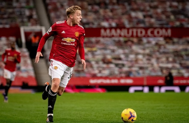 BAFFLING Dimitar Berbatov says he ‘wouldn’t be surprised’ if Donny van de Beek sought Manchester United exit despite arriving just four months ago - Bóng Đá