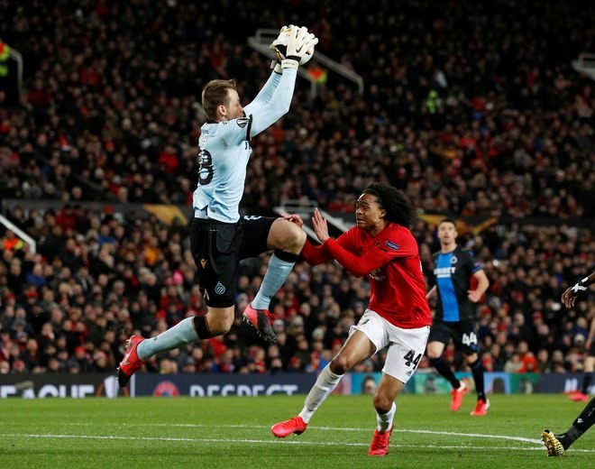 Tahith Chong non nớt va chạm với Simon Mignolet - Bóng Đá