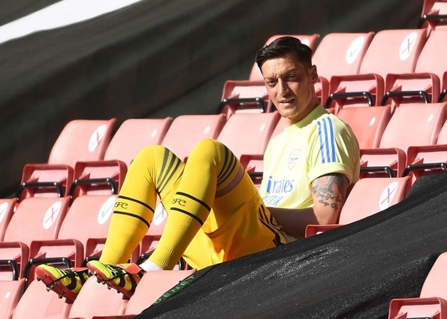 Arsenal are in discussions with Mesut Ozil over buying the Gunners outcast out of his contract for £7.2million - Bóng Đá