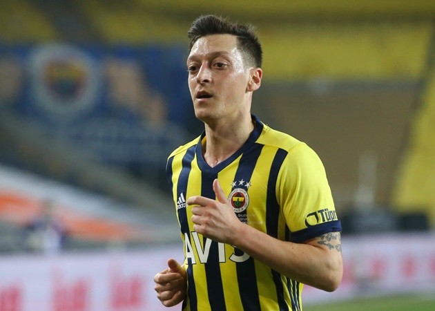 SỐC! Ozil hỏng ăn khó tin, rời sân bằng cáng trong ngày Fenerbahce hòa nhạt - Bóng Đá